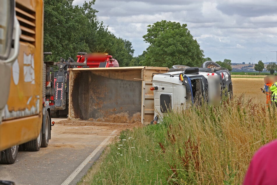 Der Lkw hatte Bauschutt geladen. Der verteilte sich auf der gesamten Straße.
