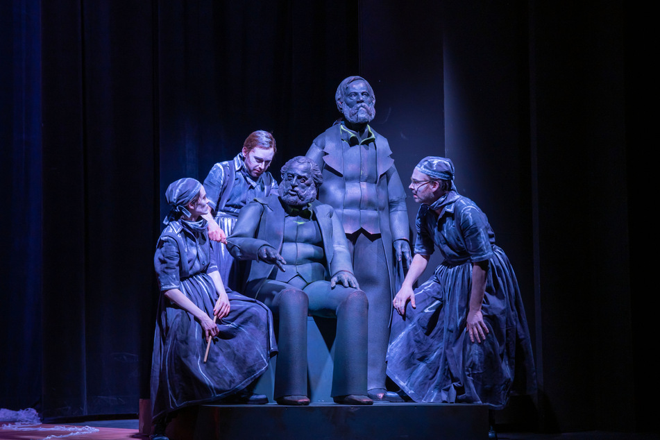 "Meister Röckle" am Theater Magdeburg holt Friedrich Engels und Karl Marx auf die Bühne - wortwörtlich.