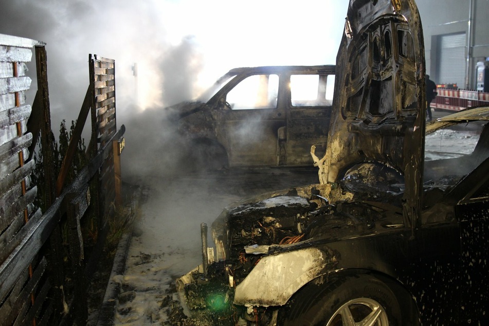 Auch ein Audi wurde von den Flammen angegriffen.