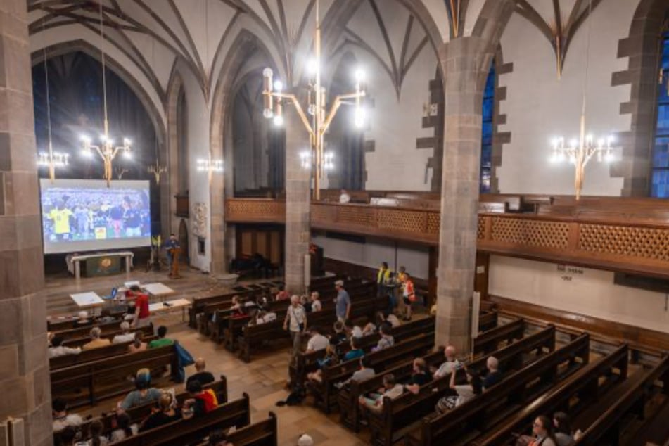 In der kühlen Kirche können sich Fans außerdem mit Getränken abkühlen.