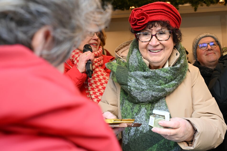 Wie in den vergangenen Jahren wird Gerlinde Kretschmann, die Frau des baden-württembergischen Ministerpräsidenten, weiterhin auf dem Weihnachtsmarkt tätig sein.