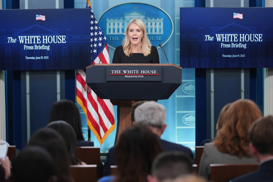 Die Pressesprecherin des Weißen Hauses, Karoline Leavitt (27), spricht mit Reportern im James Brady Press Briefing Room im Weißen Haus.