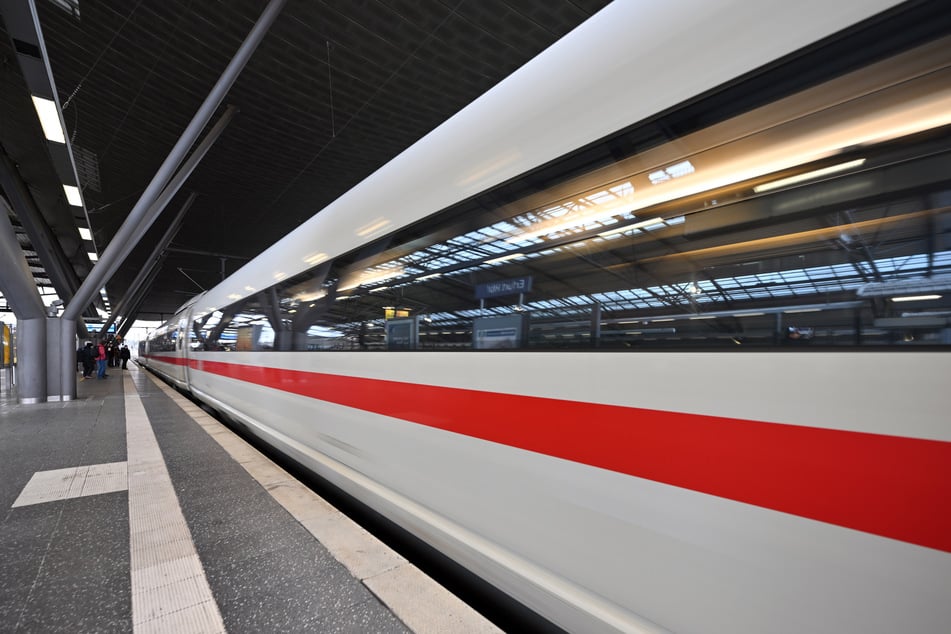 Die Bundespolizei wartete am Erfurter Hauptbahnhof auf den einfahrenden ICE und kontrollierte anschließend den 56-Jährigen. (Archivbild)