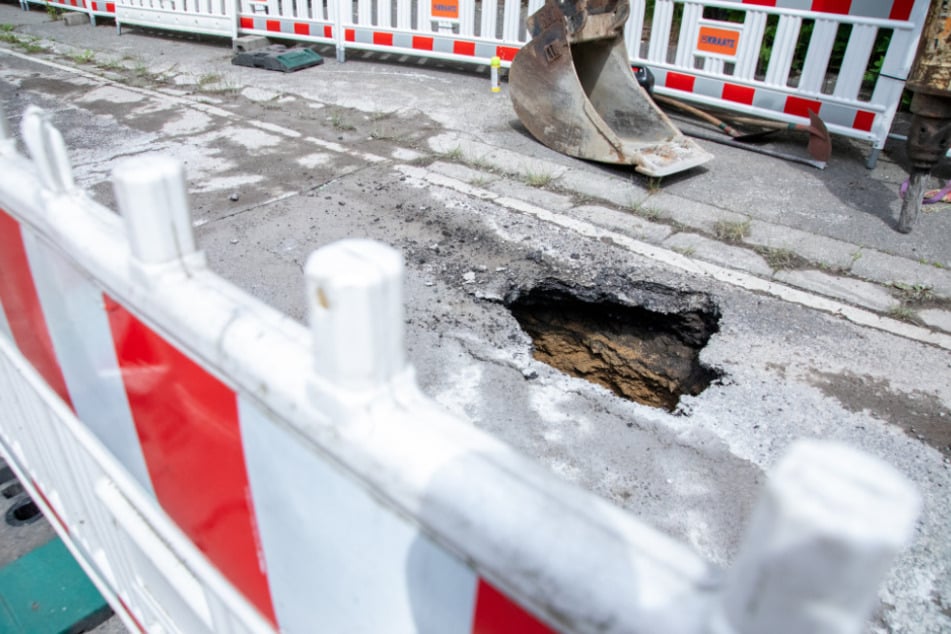 Großes Glück: Beim Einbruch der Straße wurde niemand verletzt.