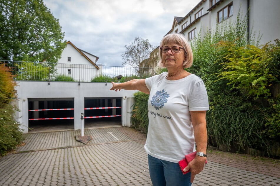 Anwohnerin Sonja Zverina (72) vor der Tiefgarage, die vier Wochen gesperrt bleiben soll.