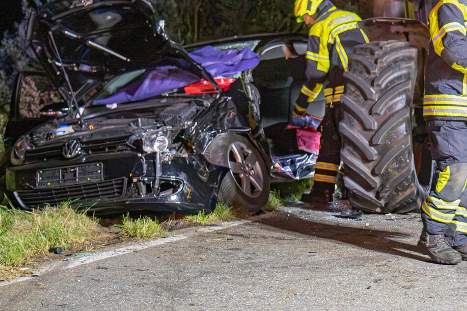 Golf-Fahrer nach Crash mit Traktor in Auto eingeschlossen: Rettungshubschrauber im Einsatz