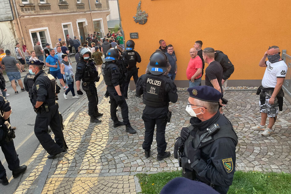 An der Corona-Demo in Zwönitz nahmen auch Rechtsextremisten teil. Teilnehmer hatten die Polizei angegriffen.