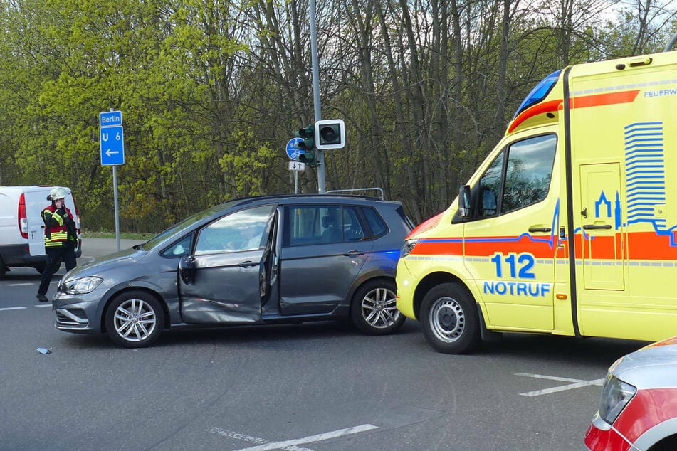 Crash unter Blaulicht: Notarzt bei Unfall mit Rettungswagen verletzt