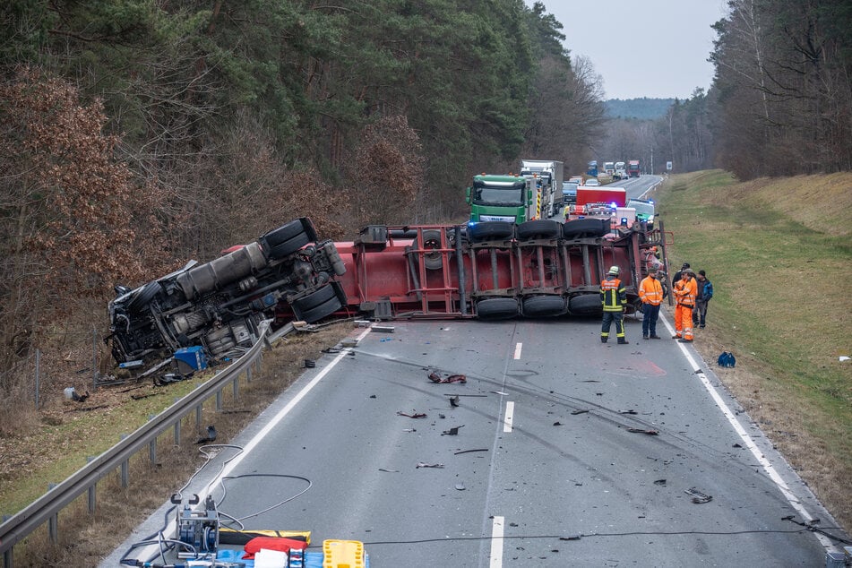 Der umgekippte Laster blockiert beide Fahrbahnen der B505 nahe Hirschaid im Kreis Bamberg.