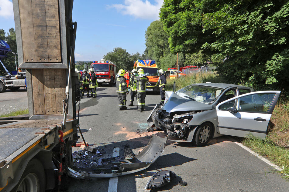 Auto kracht in Lkw-Anhänger: Zwei Schwerverletzte