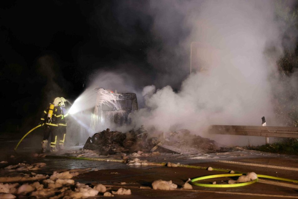 Die Feuerwehr löschte den Brand. Doch der Transporter war unmöglich zu retten.