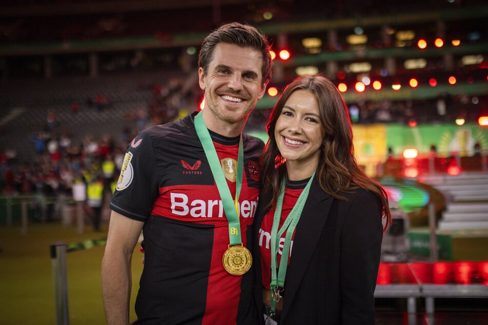 Jonas (32) und Laura Hofmann (31) nach dem Gewinn der deutschen Meisterschaft 2024. Rund ein Jahr später halten sie ihr größtes Glück in den Armen.