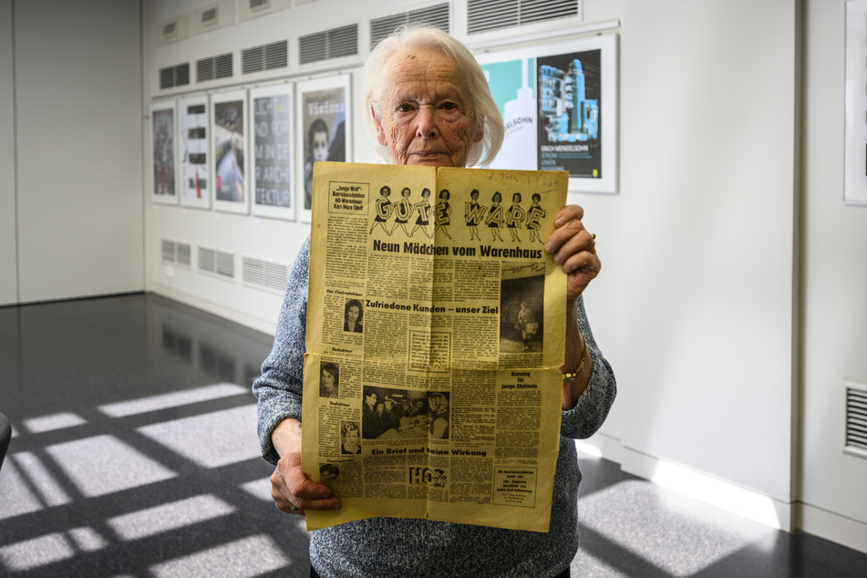 Sonja Gruß (83) zeigt die Betriebszeitung des Schocken, bei der sie Chefredakteurin war.