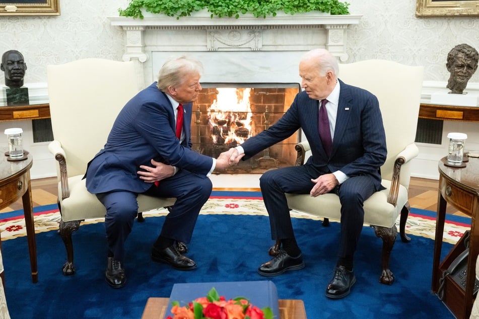 Donald Trump (l.) and Joe Biden held a meeting in the Oval Office of the White House on Wednesday, officially kicking off the transition of power.