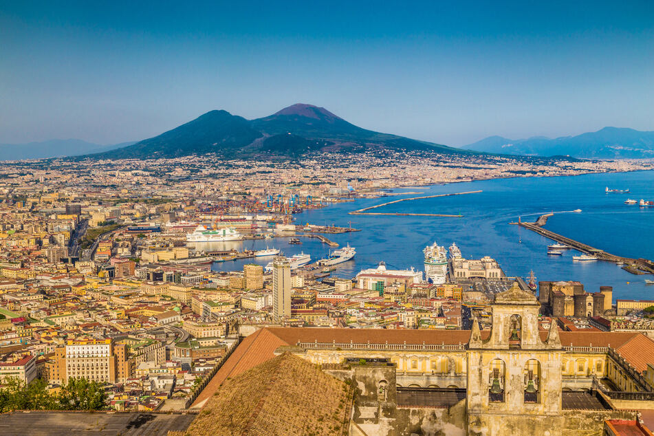 Blick über die italienische Stadt Neapel. Im Hintergrund sieht man den Berg Vesuv.