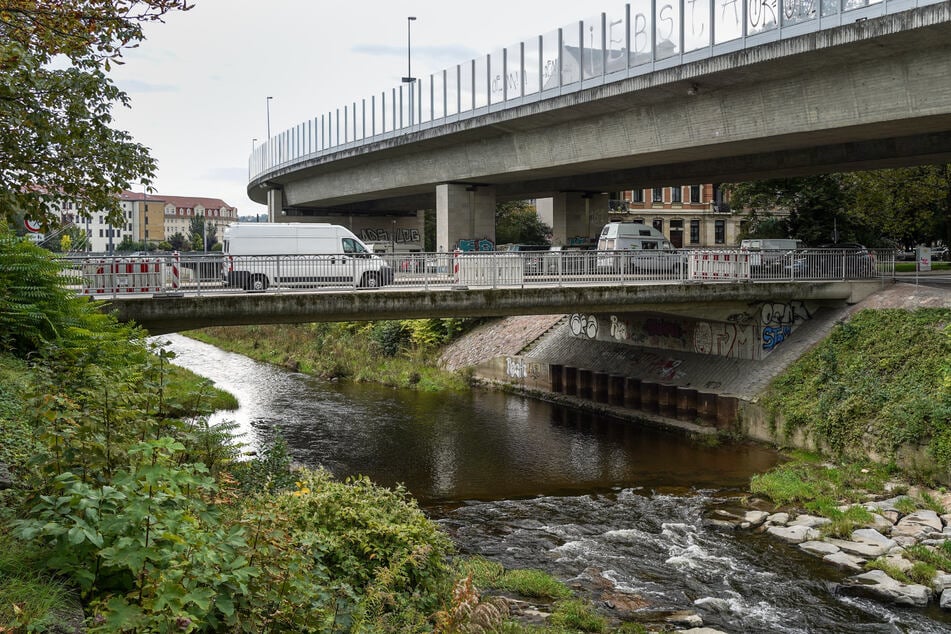 Ab Donnerstag untersuchen Experten planmäßig den Zustand der Brücke über der Weißeritz auf der Wernerstraße in Löbtau.