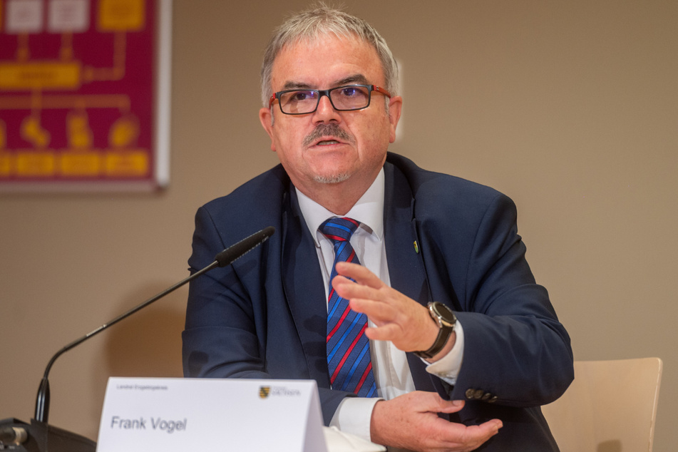 Der Landrat des Erzgebirgskreises, Frank Vogel (63, CDU) hat sich vorzeitig gegen Corona impfen lassen.