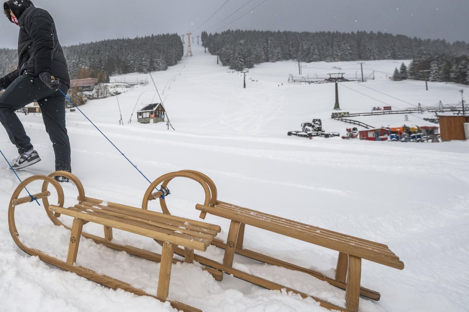 Nach seinem Sturz auf der Rodelbahn verlor der 21-Jährige die Orientierung und musste gerettet werden. (Symbolbild)