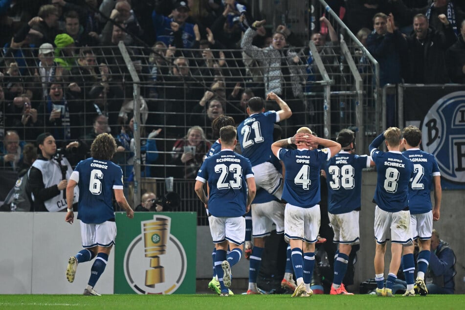 Arminia Bielefeld erzielt das 2:0 und feiert, als stünde der Einzug ins Achtelfinale bereits fest.