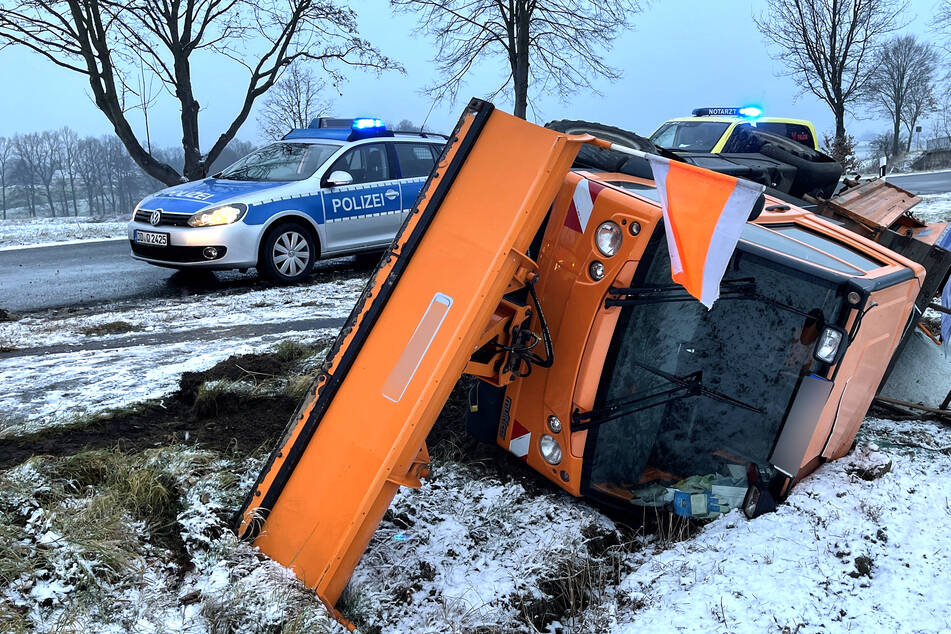 Erster Schnee in Sachsen: Winterdienst verunglückt auf glatter Straße!