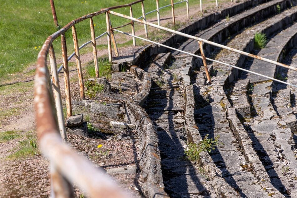 Rost, Moos und schiefe Steine: der Zuschauerbereich der Radrennbahn.