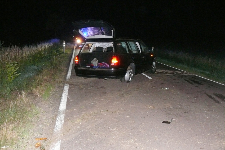 Unter Alkohol ist ein Autofahrer (23) im Salzlandkreis von der Straße abgekommen und gegen zwei Bäume gekracht.