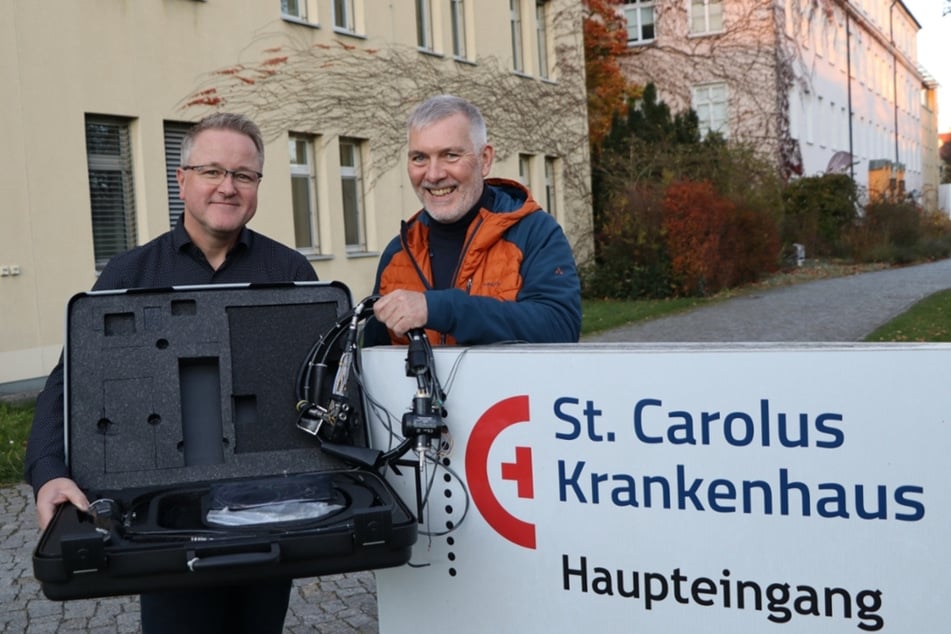 Rückgabe nach zehn Jahren: Nach einem Einbruch im Jahr 2016 konnte die Polizei dem St. Carolus Krankenhaus in Görlitz einen Teil der geklauten Endoskope zurückgeben.