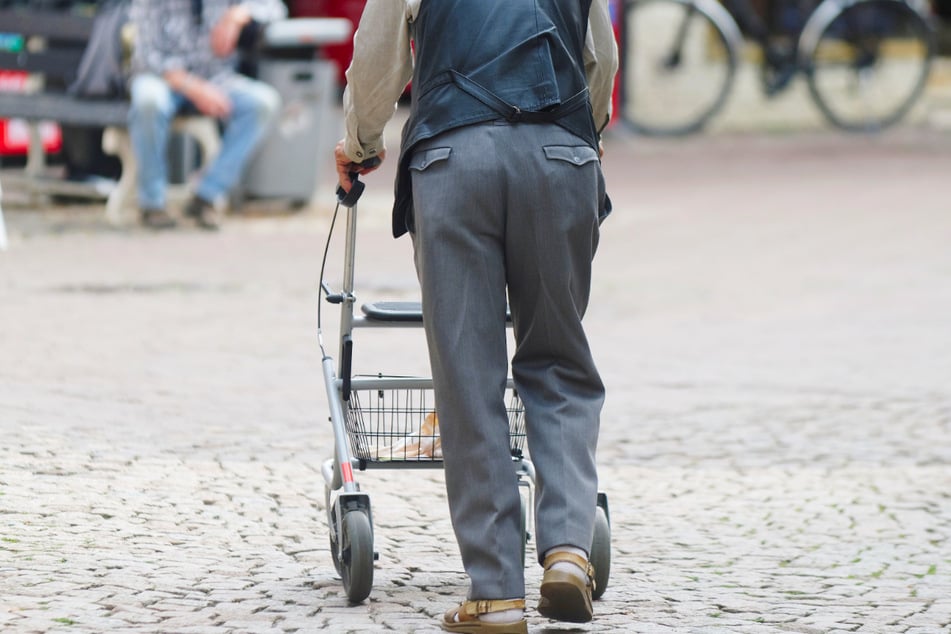 Der 84-Jährige war zuvor mit seinem Rollator einkaufen, merkte erst, dass etwas nicht stimmte, als es schon zu spät war. (Symbolbild)