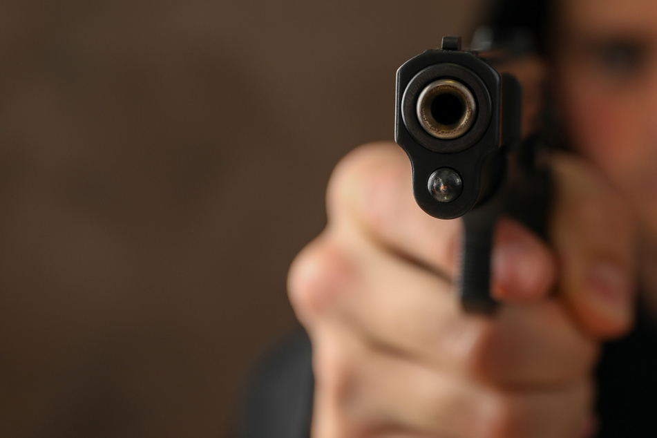 Frankfurt: 20-Jähriger rastet komplett aus und zieht Pistole gegen Polizisten