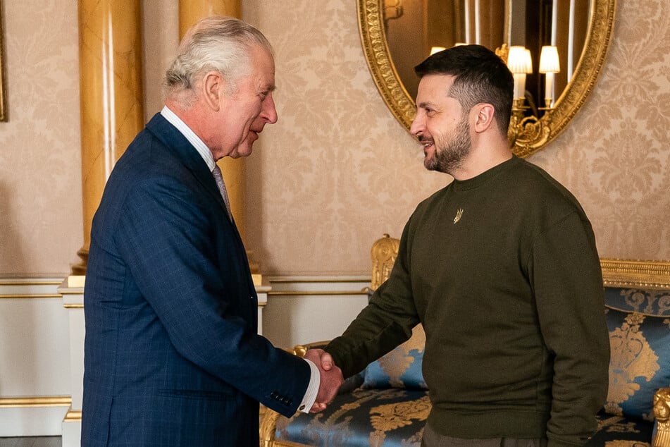 König Charles III. begrüßt Wolodymyr Selenskyj im Buckingham-Palast.