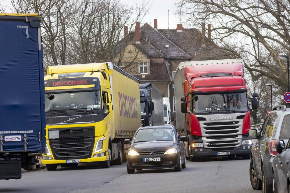 Lkw-Stau: Der bisherige Standort des Zollhofes an der Stauffenbergallee gilt als überlastet. (Archivbild)