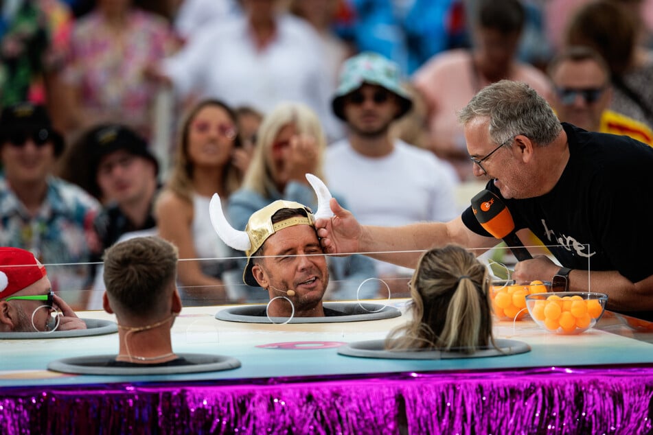 Elton (55) fungierte am dritten Juli-Sonntag beim ZDF-Fernsehgarten als Co-Moderator und verriet, wie er zu seinem Künstlernamen kam.