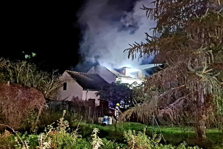 Ein Einfamilienhaus in Dallgow-Döberitz bei Berlin ist am Samstagabend in Flammen aufgegangen.