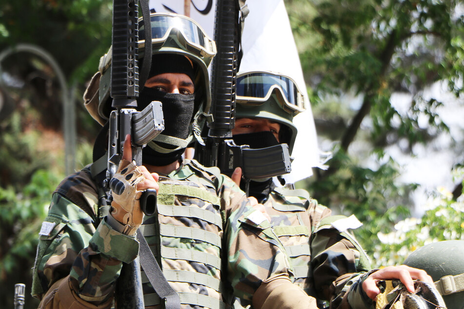 Sicherheitskräfte der Taliban-Regierung kontrollieren das Geschehen auf den Straßen.