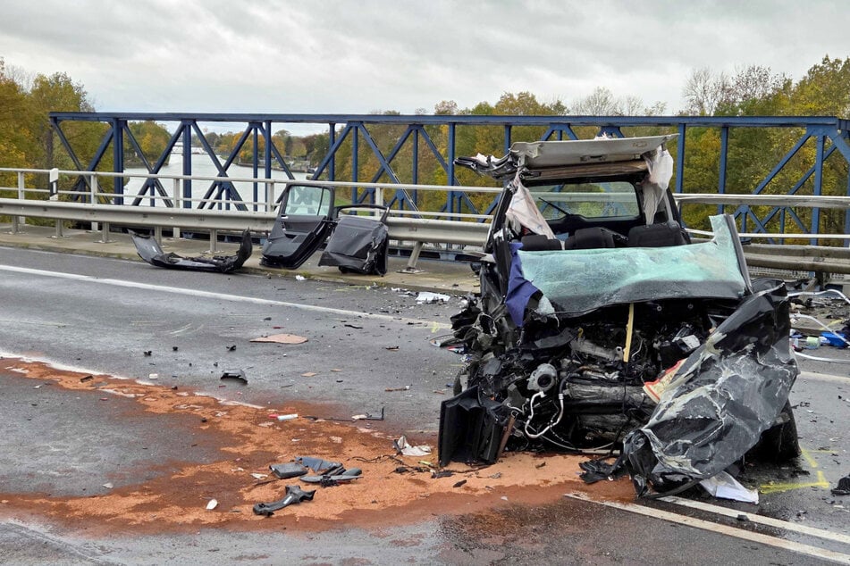 Ein Wagen wurde bei dem Unfall nahezu vollständig zerstört.