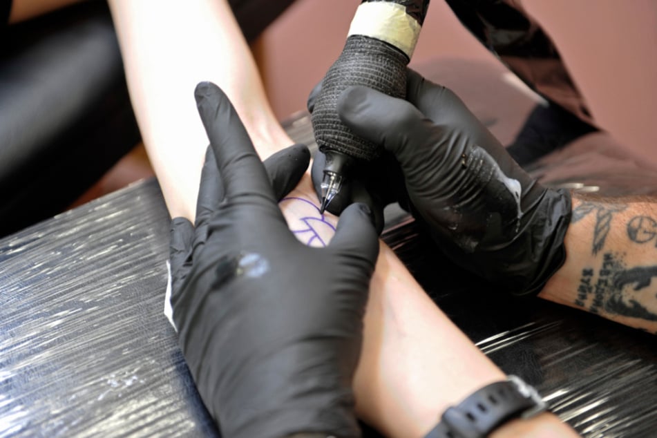 Das Organspende-Tattoo stellt einen geometrischen Halbkreis dar, der durch einen zweiten vervollständigt wird.