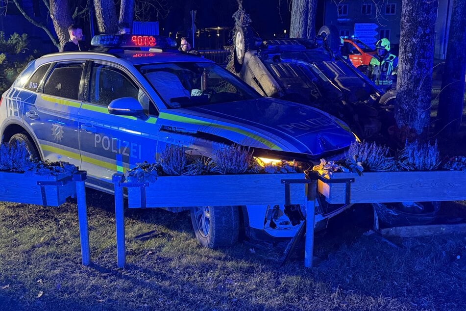 Die Verfolgungsjagd endete mit einem Unfall an einem Kreisverkehr.