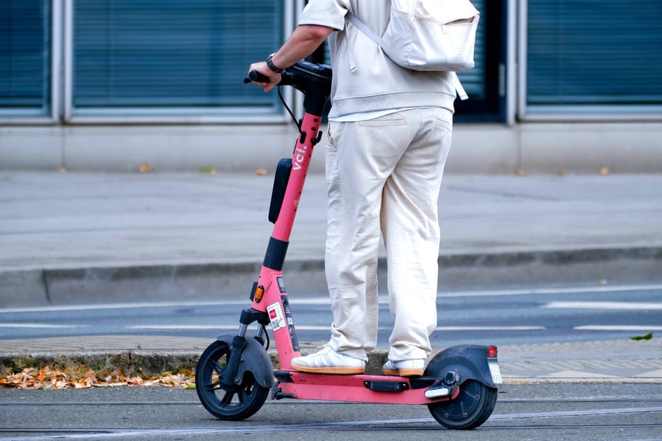 Ab heute gibt es die korallenroten E-Scooter auch in Dresden.