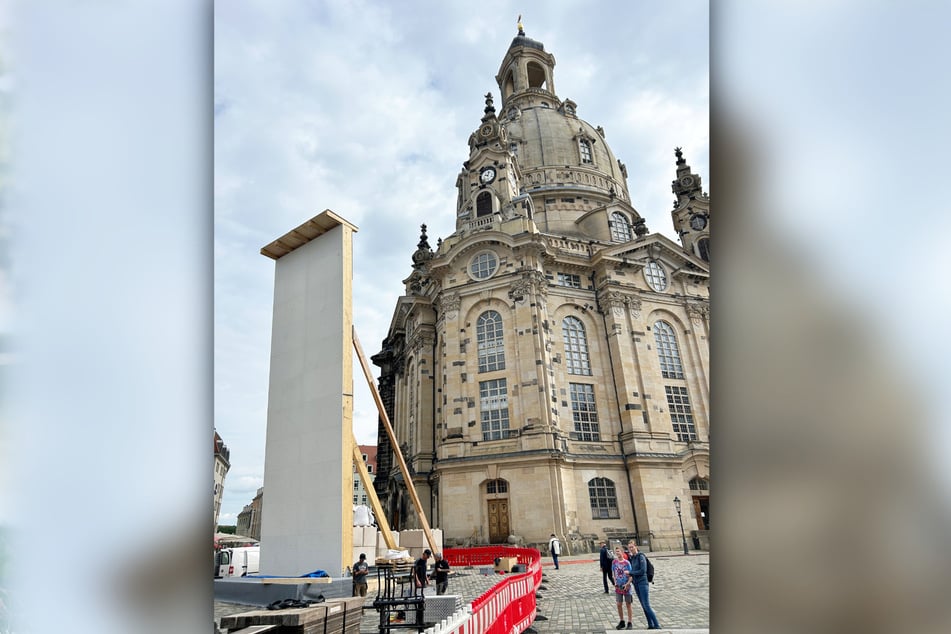 An der Frauenkirche wird eine Wand fürs Klettern errichtet.
