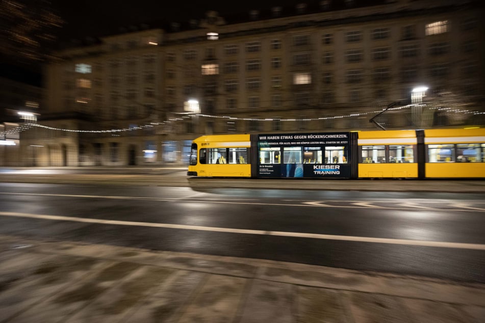 Eine leere Straßenbahn fährt kurz vor Mitternacht durch die Innenstadt von Dresden.