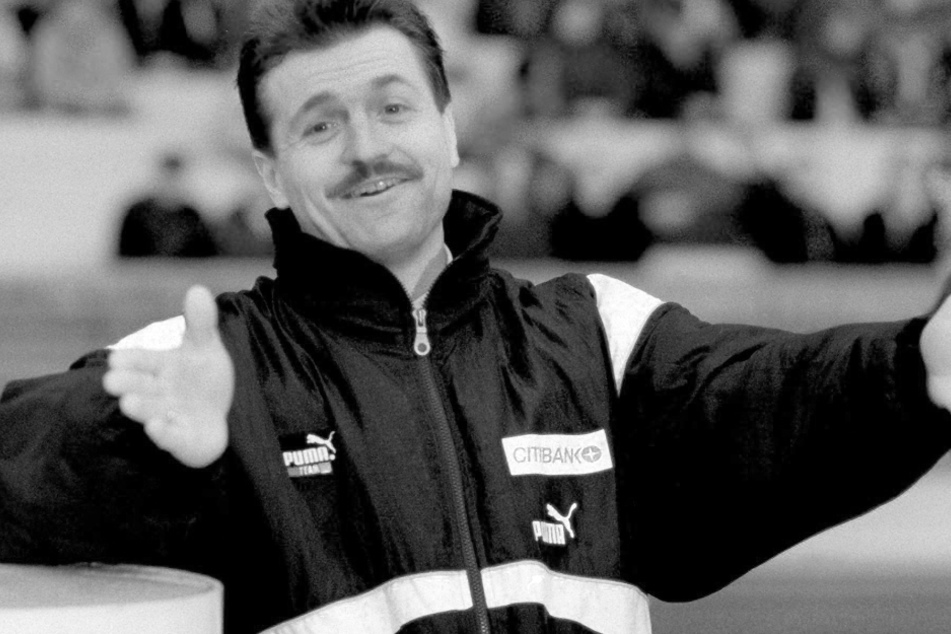 Köln: Zufriedene Gestik bei Wolfgang Jerat (†) nach dem Schlusspfiff am 06.03.1993 im Müngersdorfer Stadion bei einem Sieg gegen Dynamo Dresden.