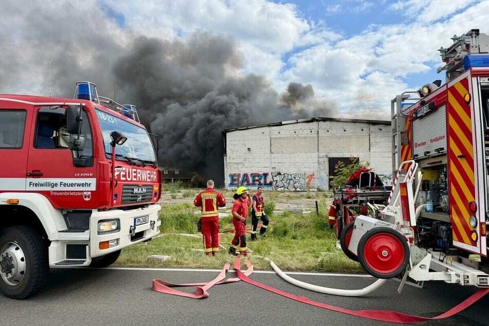 Großbrand in Treuenbrietzen gelöscht - Bundesstraße wieder frei