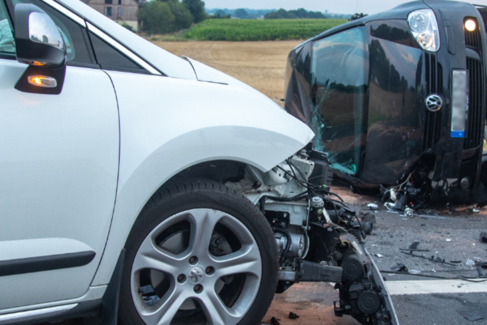 Heftiger Unfall auf der S100: Peugeot-Fahrer nimmt VW die Vorfahrt, dann kracht es