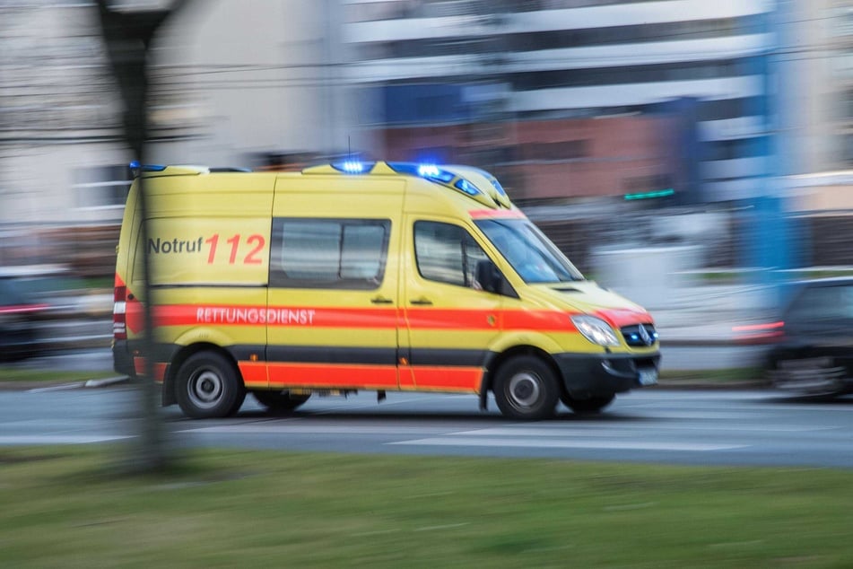 Eine Frau wurde beim Überqueren einer Straße von einem Bus erfasst und verletzt. (Symbolbild)