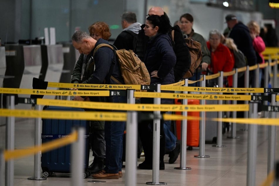 Na obou největších letištích v Severním Porýní‑Westfálsku, v Kolíně a Düsseldorfu, nebyly v sobotu žádné neobvyklé čekací doby.