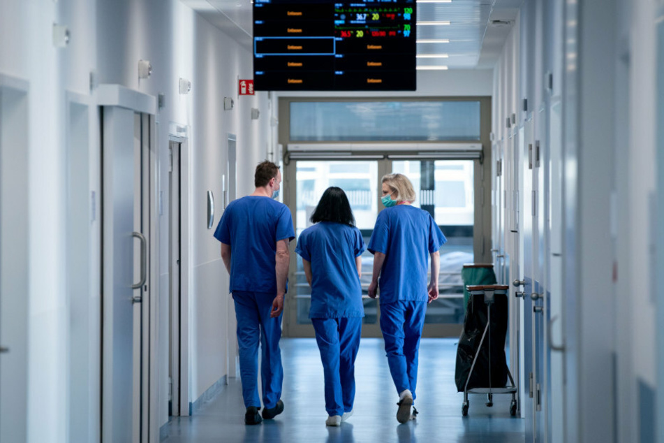 Ärzte gehen über einen Flur der Intensivstation des Vivantes Humboldt-Klinikum im Stadtteil Reinickendorf.