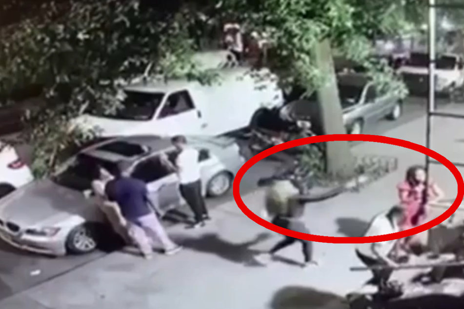 Verstörendes Video: Frau erschießt ihr Opfer auf der Straße, danach steigt sie gelassen in ihren Wagen