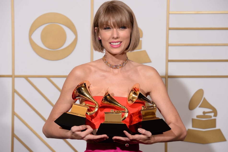 Days before her Grammy performance, Taylor Swift shared a clip of a re-recording from1989.