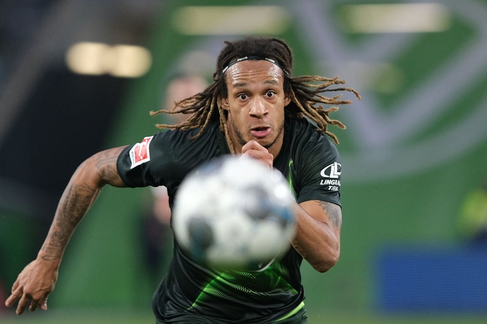 Wolfsburgs Kevin Mbabu fixiert den Ball.