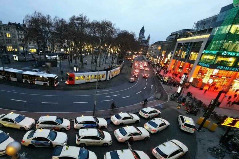Blick auf den Kölner Neumarkt. Der Platz zählt zu den Kriminalitätsbrennpunkten und ist in Köln bekannter Treffpunkt der lokalen Drogenszene.